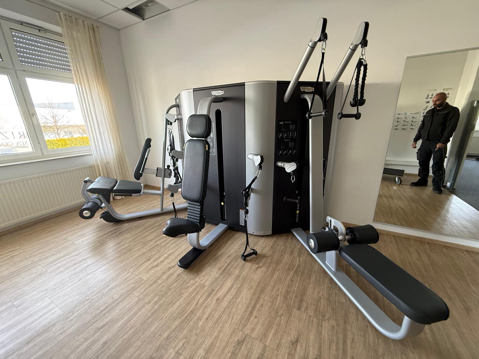 Technogym Plurima Multi-Station High Pull/Low Pull, Leg Extension