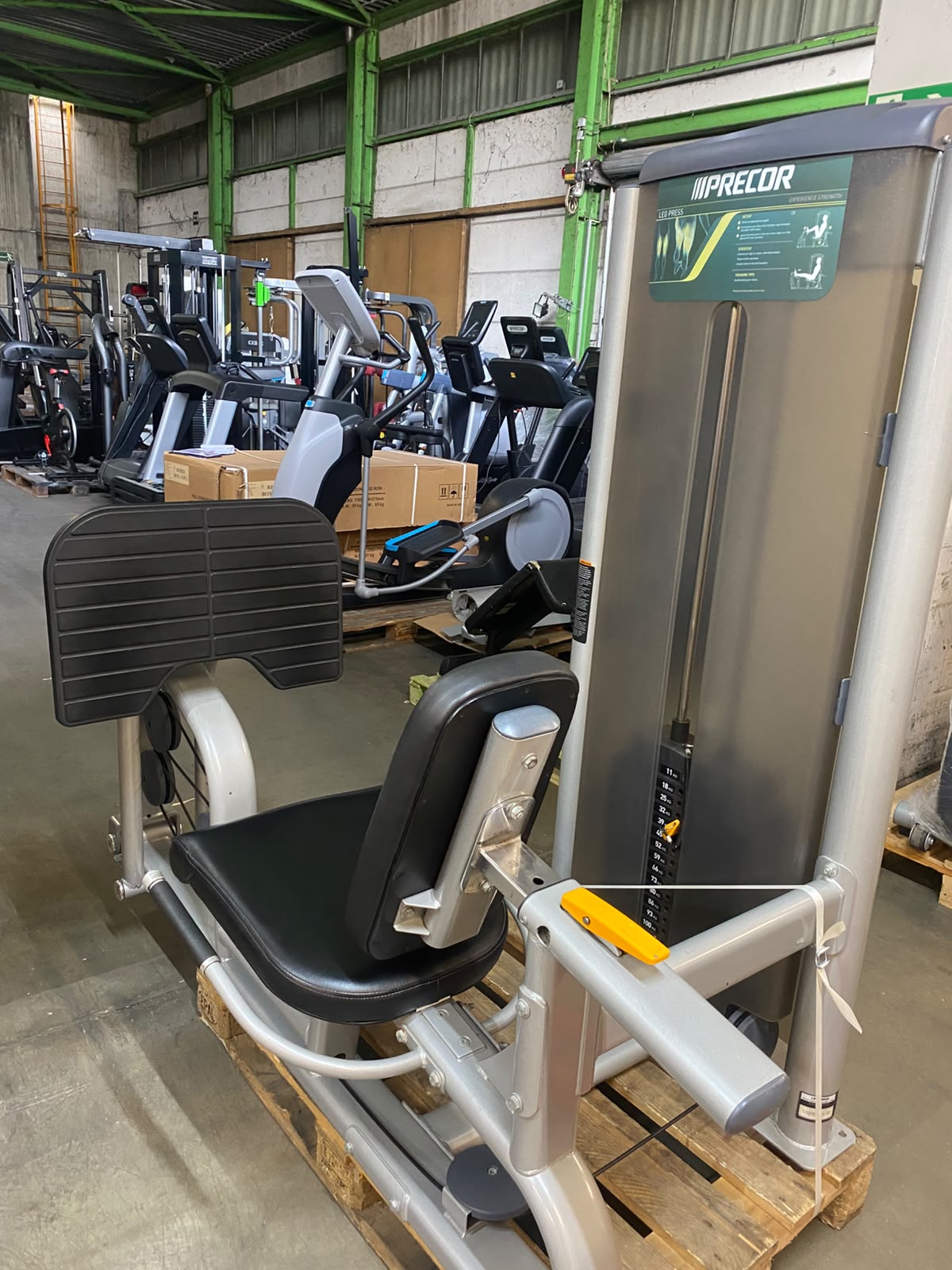 Precor – Leg Press / Beinpresse mit Gewichtsblock
